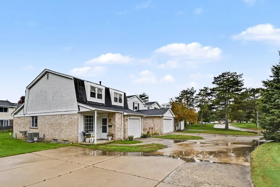 504 Dorset Circle, Grand Blanc, MI 48439 - #3