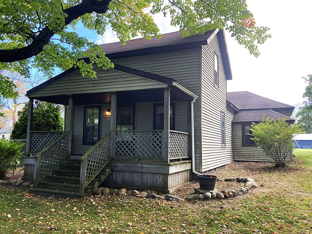 209 W Gilson Street, Edmore, MI 48829 - #1