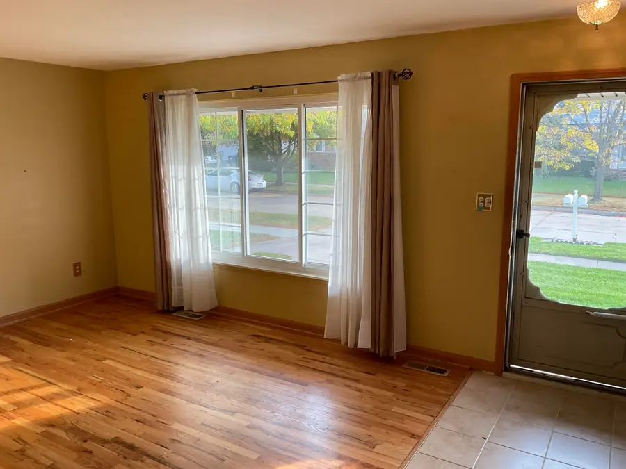 22516 Devonshire Street, Woodhaven, MI 48183 - #2