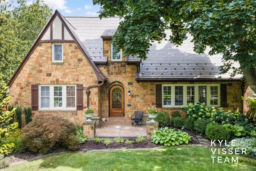 950 Pinecrest Avenue Se, East Grand Rapids, MI 49506 - #2