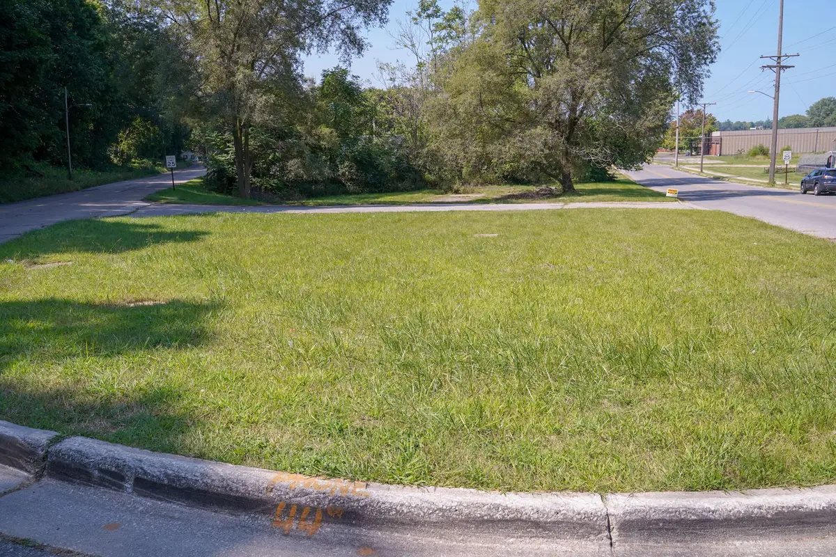 300 W Empire Avenue, Benton Harbor, MI 49022 - #1