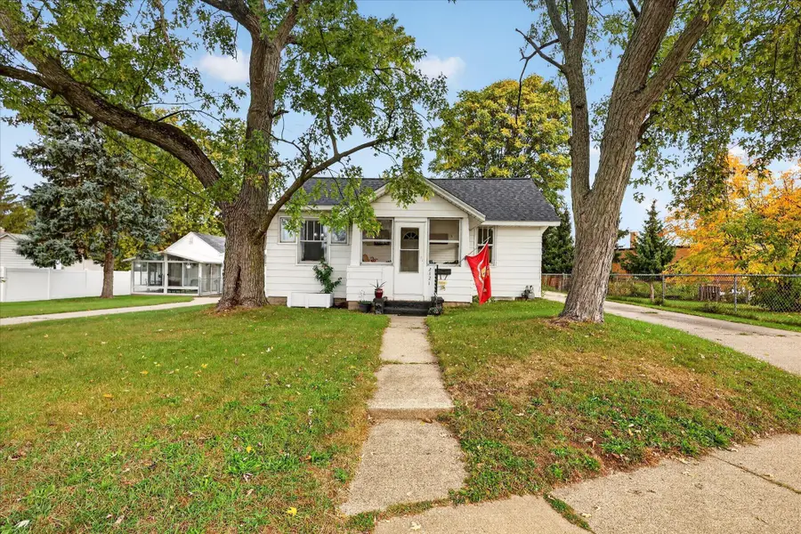 2121 Lee Street Sw, Wyoming, MI 49519 - #3