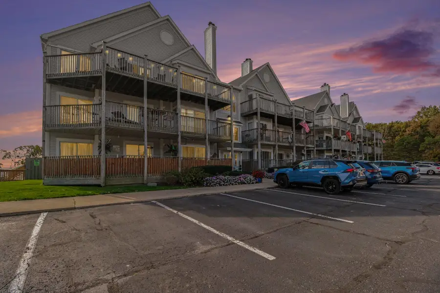 37512 Jefferson Avenue #303, Harrison Township, MI 48045 - #2