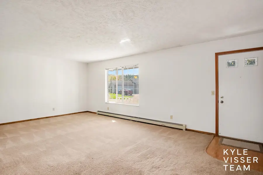 211 York View Place Nw, Comstock Park, MI 49321 - #2