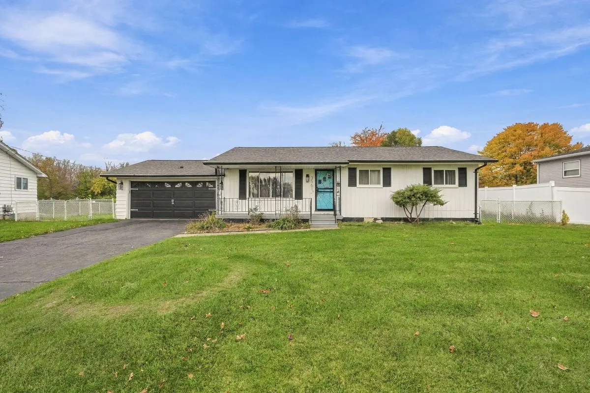 3561 Ridgecliffe Drive, Flint, MI 48532 - #1