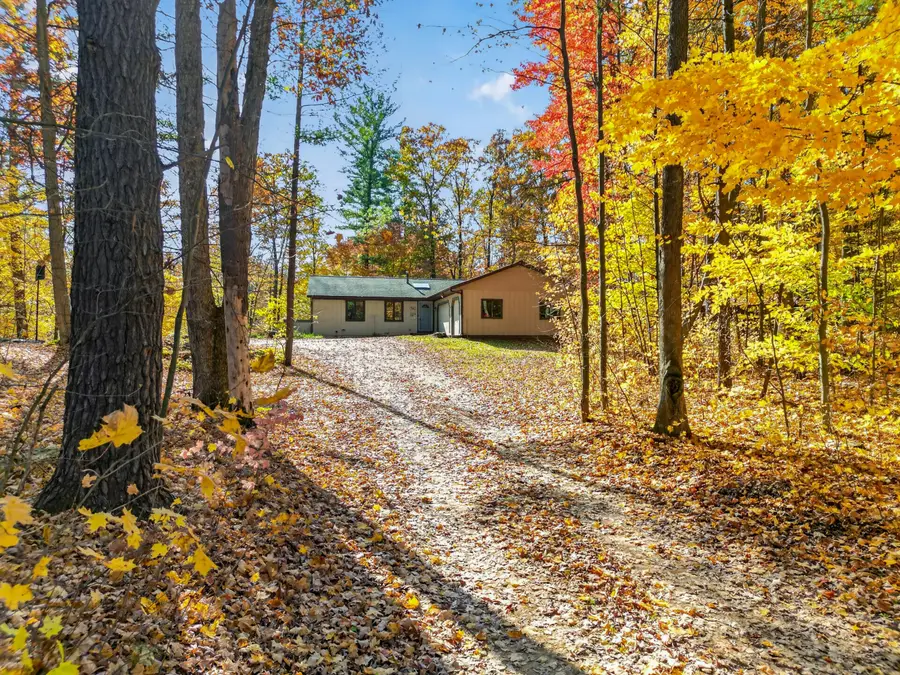 6770 Wildwood Court, Cedar Springs, MI 49319 - #2