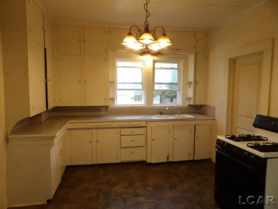 218 E Hunt Street, Adrian, MI 49221 - #2