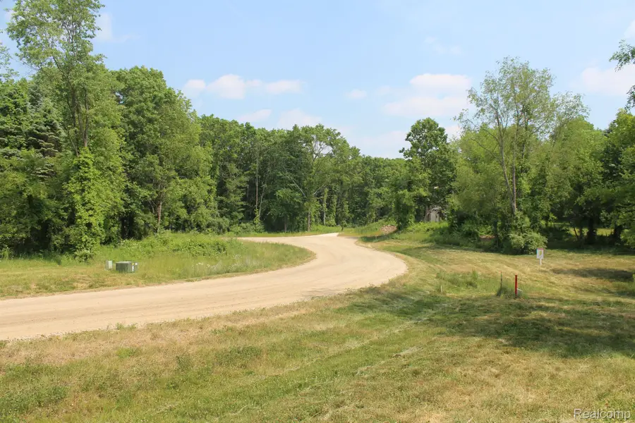 2722 Twin Oaks DR, Milford, MI 48381 - #2