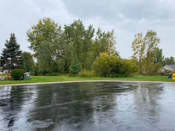 7105 WOODS WEST DR, Flushing, MI 48433