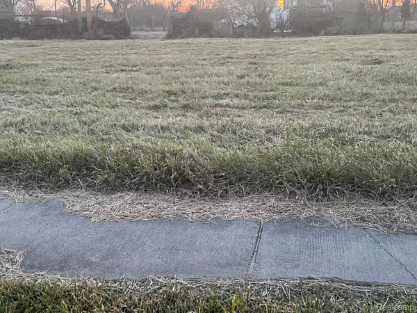 9067 CHRYSLER DR, Detroit, MI 48211
