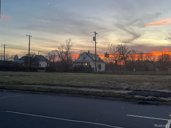 9041 CHRYSLER DR, Detroit, MI 48211