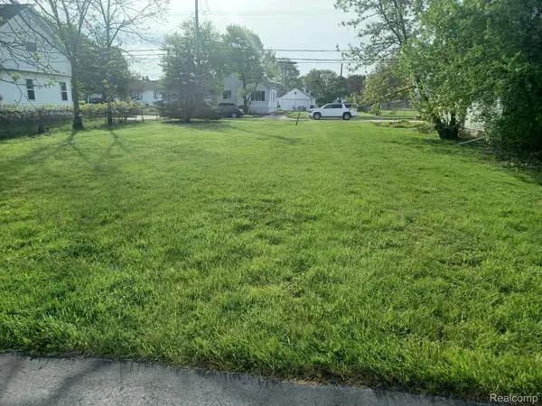 32338 CHURCH ST, Rockwood, MI 48173