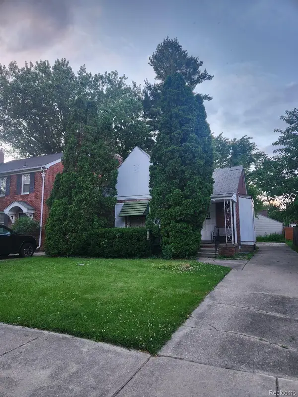 2048 HUNT CLUB DR, GrossePointeWoods, MI 48236