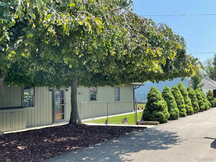 46070 EDGEWATER DR, Chesterfield, MI 48047 - #2