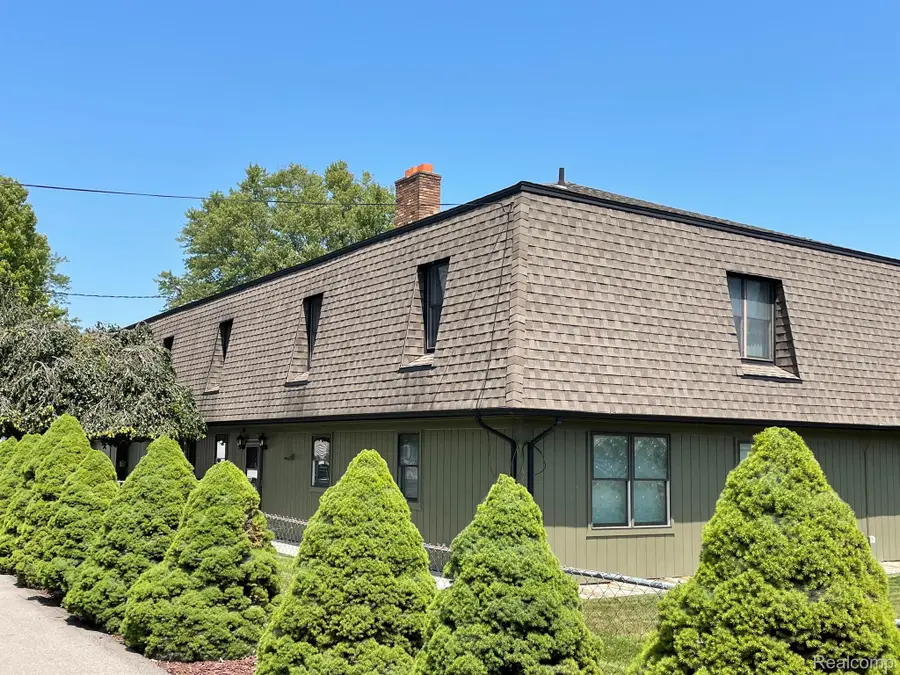 46070 EDGEWATER DR, Chesterfield, MI 48047 - #3