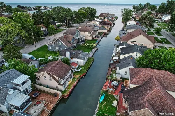 22480 BEACH ST, StClairShores, MI 48081