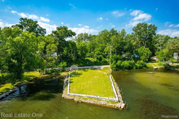 2300 JACKSON BLVD, Highland, MI 48356