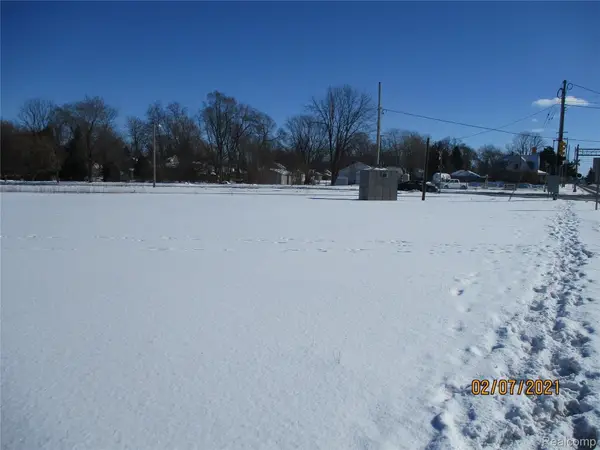 915 CORUNNA AVE, Owosso, MI 48867