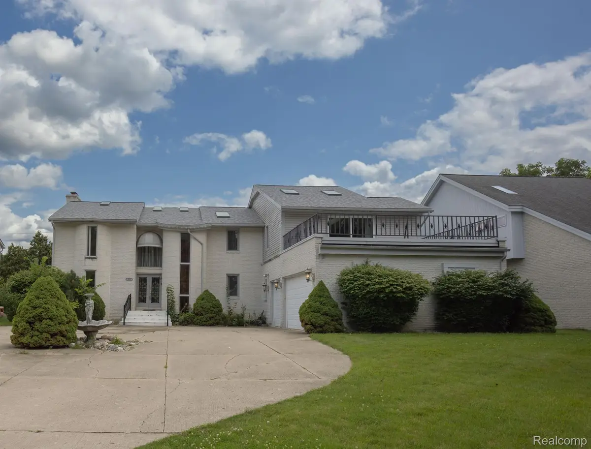 5881 NANEVA, West Bloomfield, MI 48322 - #1