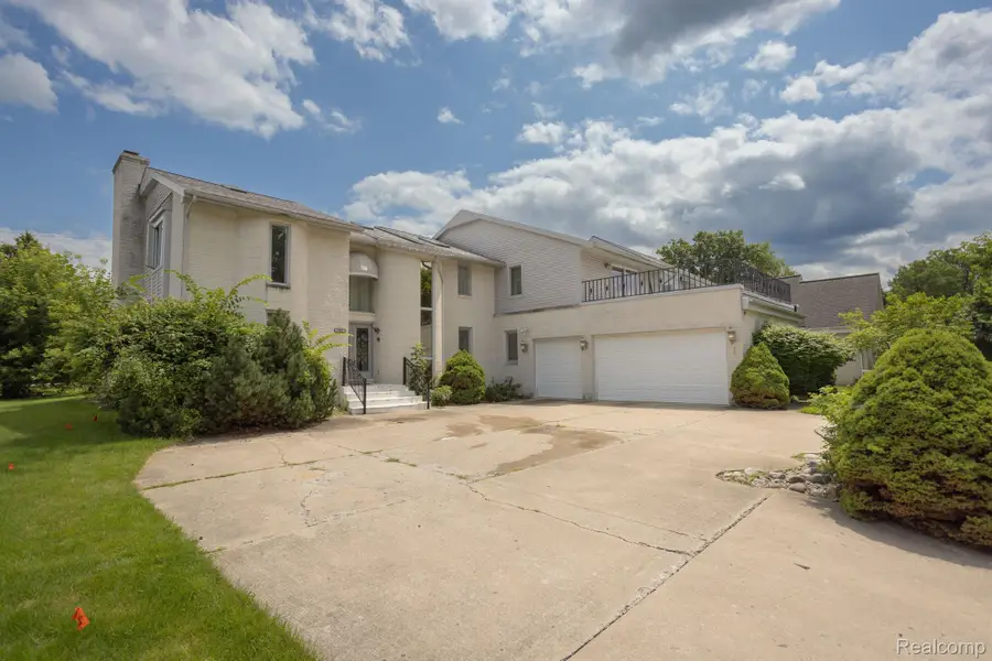 5881 NANEVA, West Bloomfield, MI 48322 - #3
