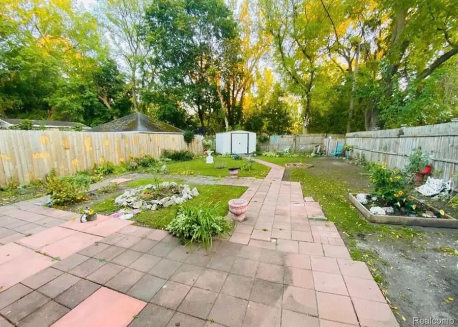 2015 W GENESEE AVE, Saginaw, MI 48602 - #2