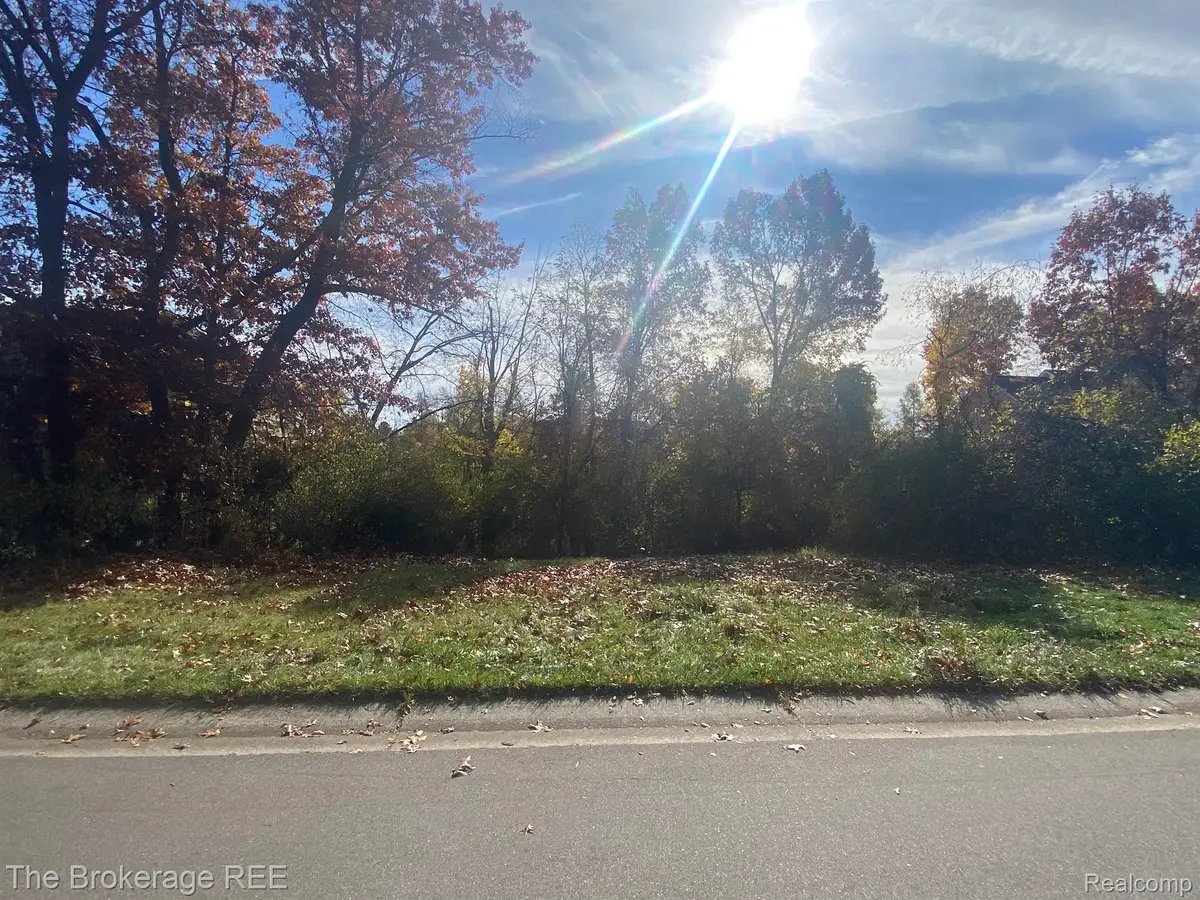 9035 HURON BLUFFS DR, White Lake, MI 48386 - #1