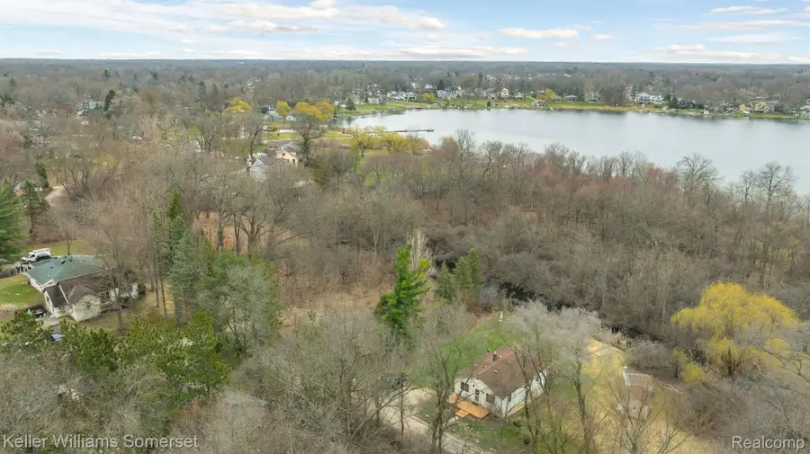 000 Lakeview DR, White Lake, MI 48386 - #2