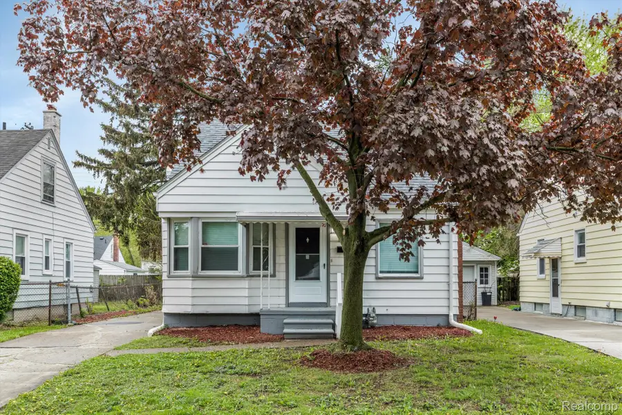 20000 ROSCOMMON ST, Harper Woods, MI 48225 - #2