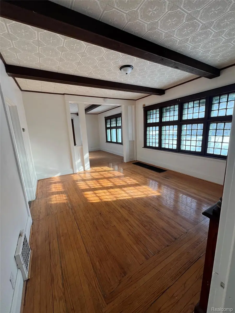 3137 S Washington Avenue, Saginaw, MI 48601 - #2