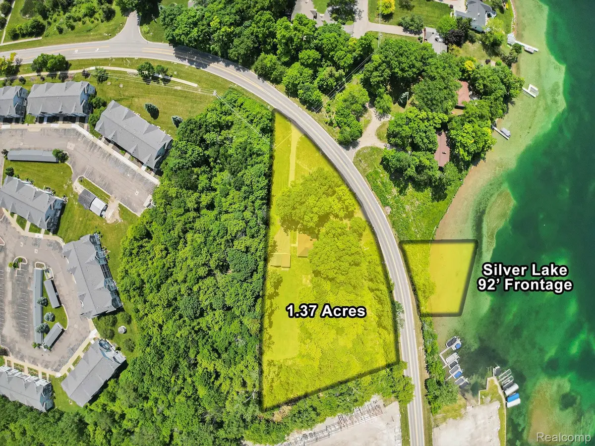3382 W Silver Lake Road, Fenton, MI 48430 - #1