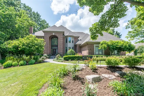 3166 Beach Lake Drive W, Milford, MI 48380