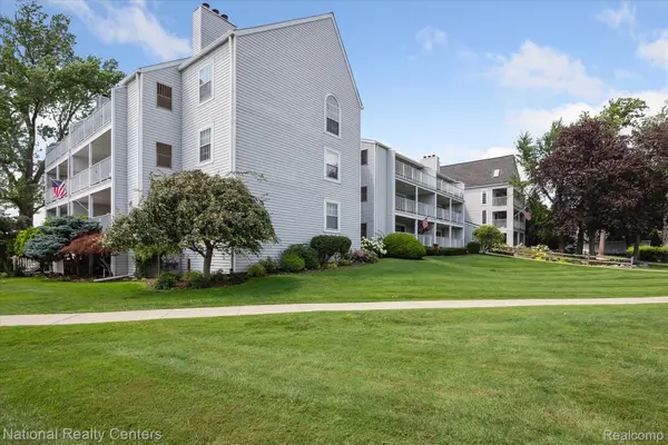 3559 Port Cove Drive #17, Waterford, MI 48328