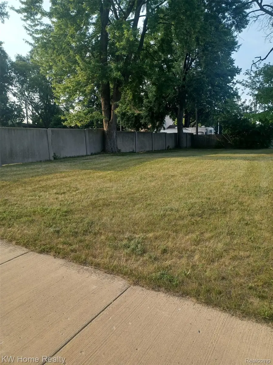 934 E Granet Avenue, Hazel Park, MI 48030 - #2