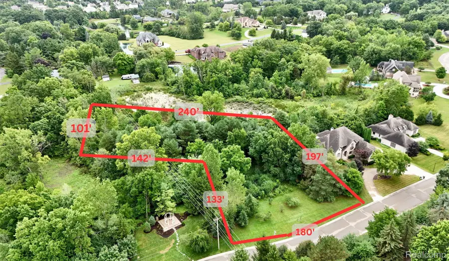 8285 Grovemont Court, Grand Blanc, MI 48439 - #2