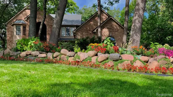 8110 High Point Trail, WhiteLake, MI 48386