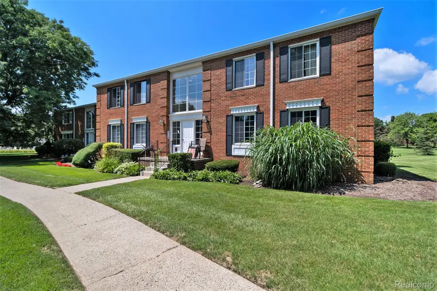 654 E Fox Hills Drive, Bloomfield, MI 48304 - #2