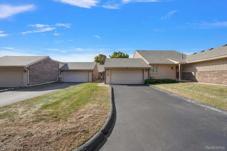 35509 Heritage Lane, Farmington, MI 48335 - #2