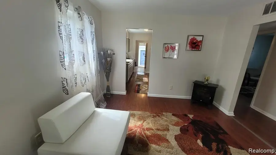 606 E Milton Avenue, Hazel Park, MI 48030 - #3