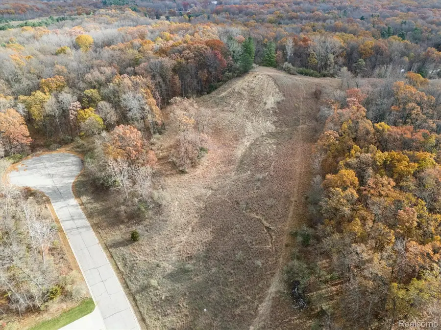 9410 Grand Summit Drive, Fenton, MI 48430 - #2
