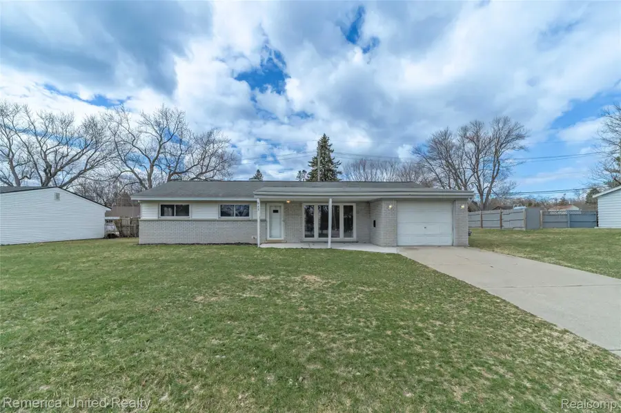 945 N Commerce Road, Commerce Township, MI 48382 - #3