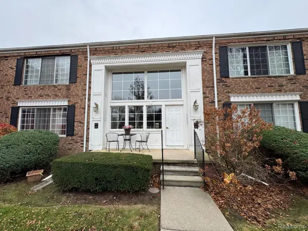587 E Fox Hills Drive, Bloomfield, MI 48304