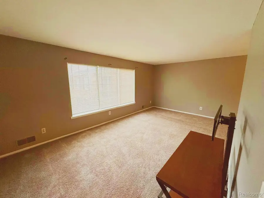 587 E Fox Hills Drive, Bloomfield, MI 48304 - #3