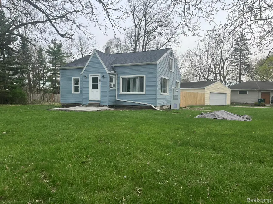 3021 N Grand River Avenue, Lansing, MI 48906 - #2