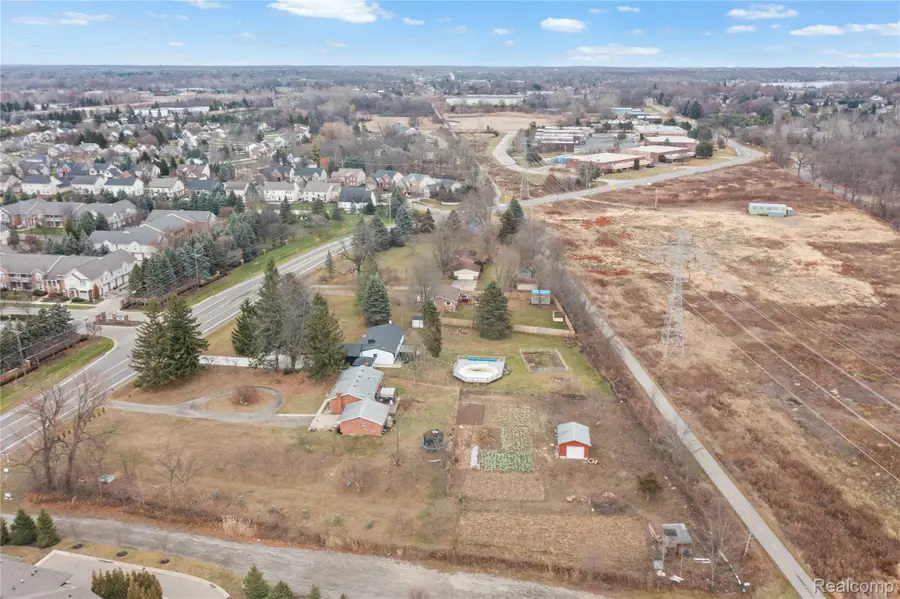 2041 W Maple Road, Commerce, MI 48390 - #2