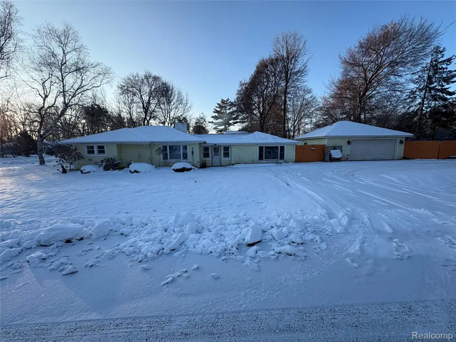 2374 Bradford Drive, Grand Blanc, MI 48507 - #2