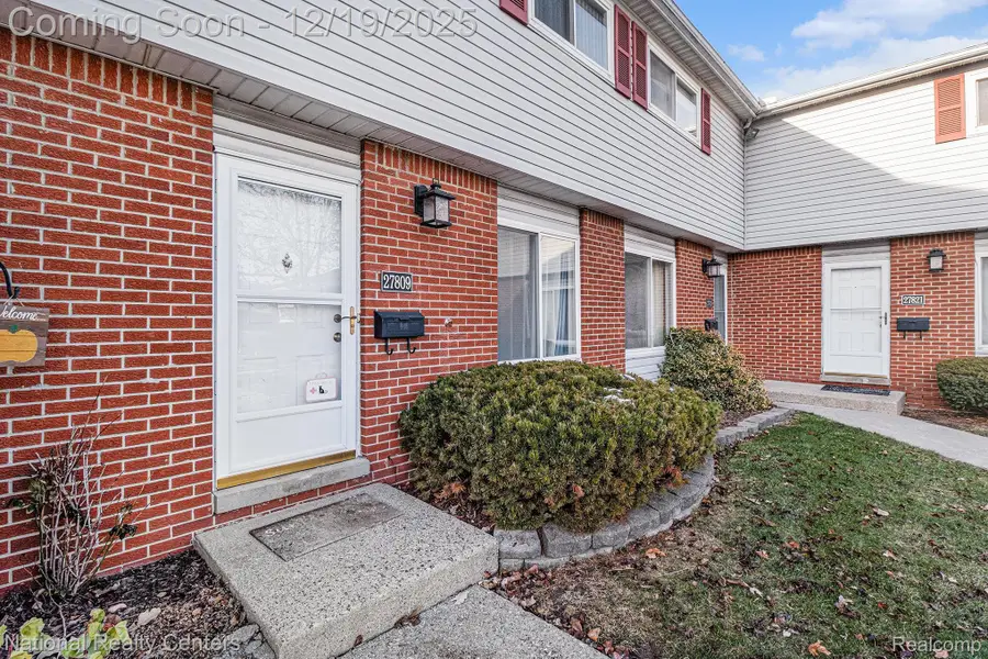 27809 Eastwick Sq., Roseville, MI 48066 - #2
