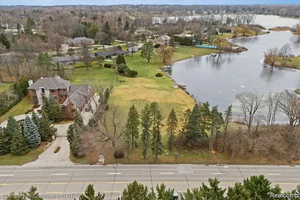 4456 W Maple Road, BloomfieldHills, MI 48301