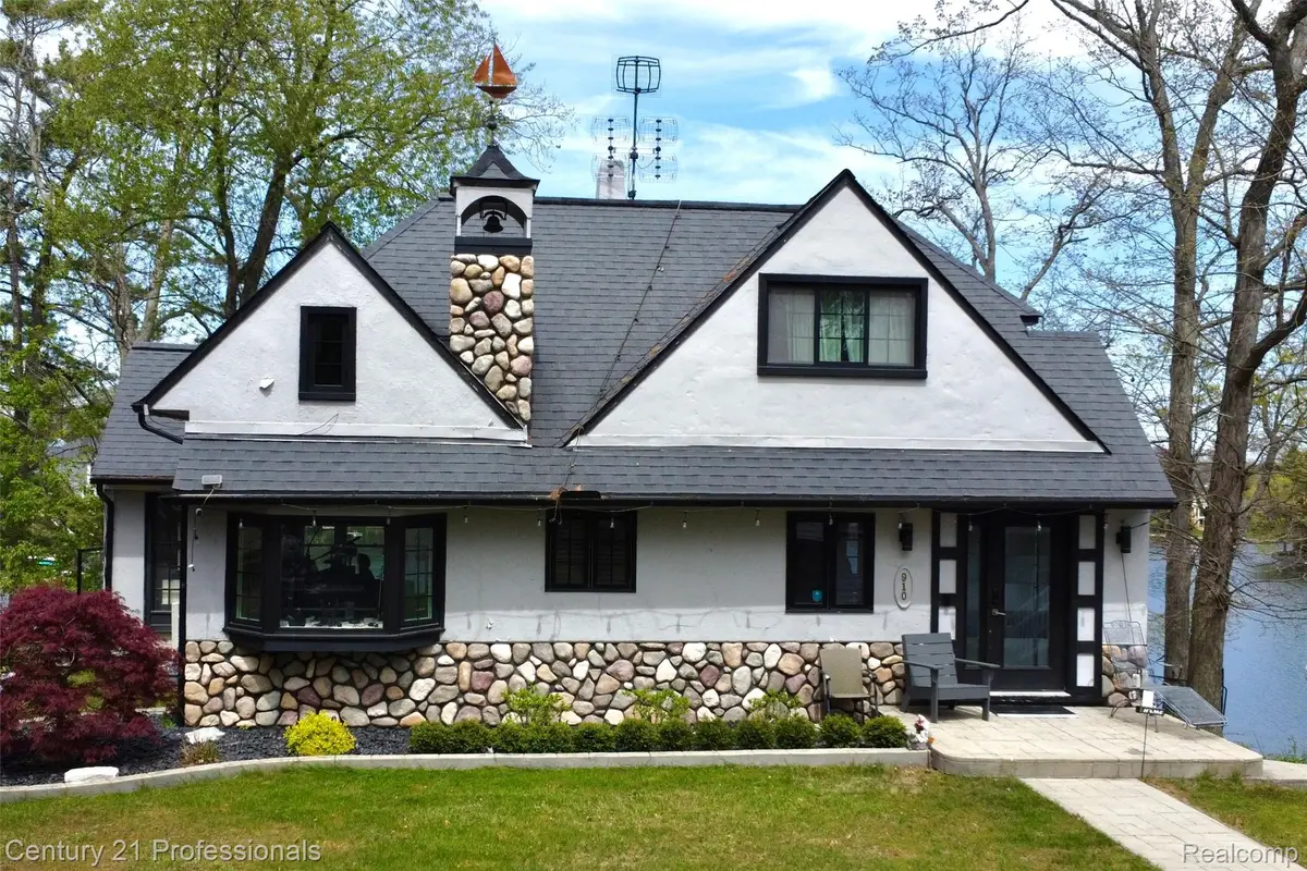910 W Pine Tree Road W, Orion, MI 48362 - #1