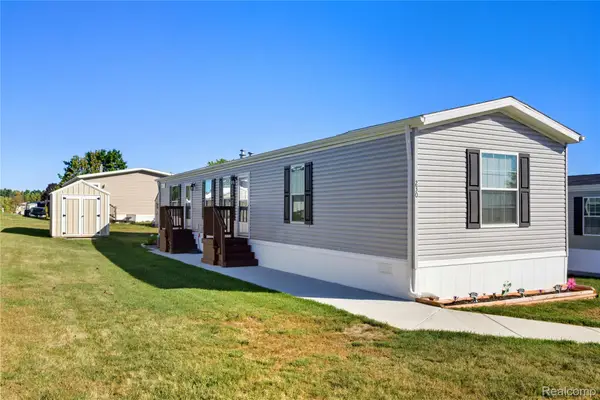 230 E Macgregor Court, Highland, MI 48357