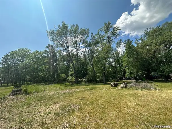 2041 S Long Lake Road, Fenton, MI 48430